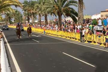 Carreras de caballos y entrega de premios en la Avenida del Cabildo (Foto TA)