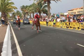 Carreras de caballos y entrega de premios en la Avenida del Cabildo (Foto TA)