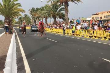 Carreras de caballos y entrega de premios en la Avenida del Cabildo (Foto TA)