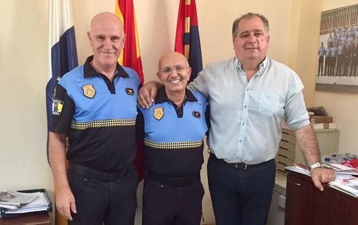 Sebastián Herrera, flanqueado en su despedida por el concejal Juan Martel y jefe de la Policía Local, Félix Ramos (Foto TA)