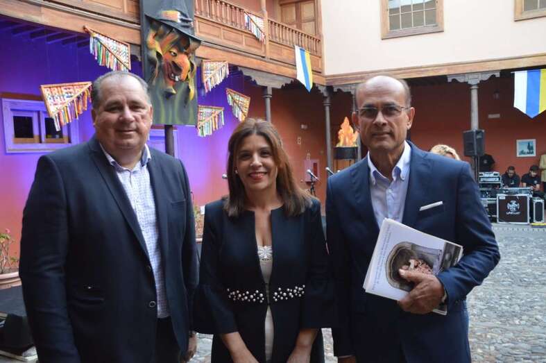 El pregonero (i) con la alcaldesa y el concejal de Festejos, el pasado 16 de junio en la Casa Condal (Foto TA)