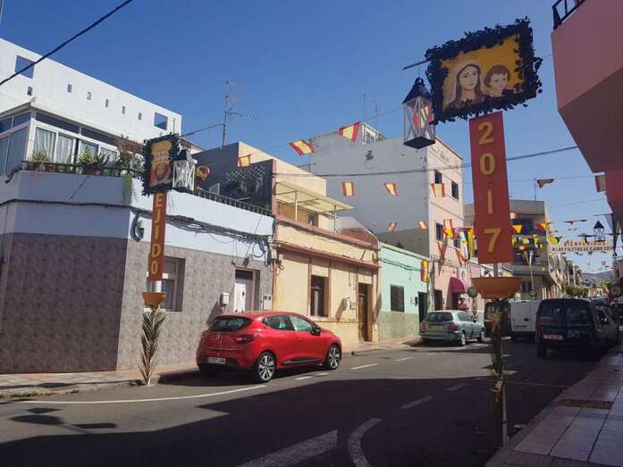 Calles engalanadas con banderas festivas (Foto TA)