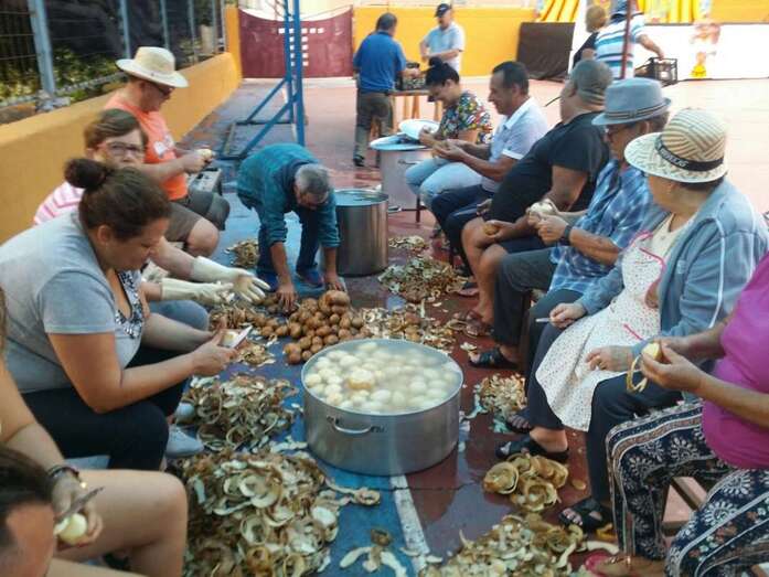 Grupo de vecinos preparando el sancocho (Foto TA)