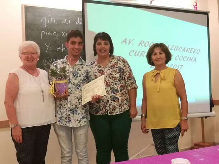 La monitora Hardiian Santana (segunda por la derecha) con alumnos del curso (Foto TA)