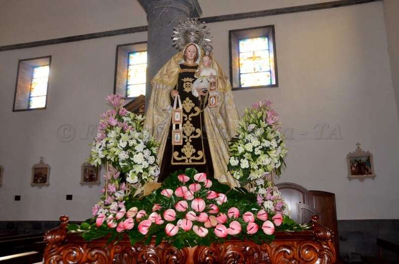 La imagen del Carmen, bellamente adornada para salir en procesión esta tarde (Foto TA)
