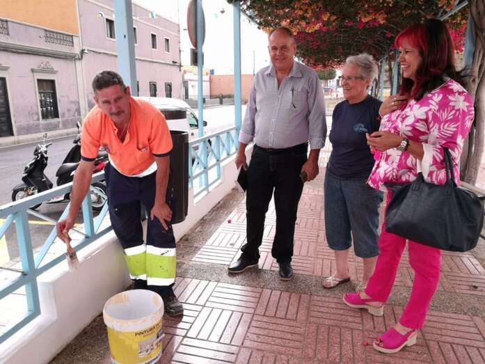 La concejal Saro Sosa (d) y el asesor Juan Monzón, este viernes visitando el barrio junto a una vecina (Foto TA)