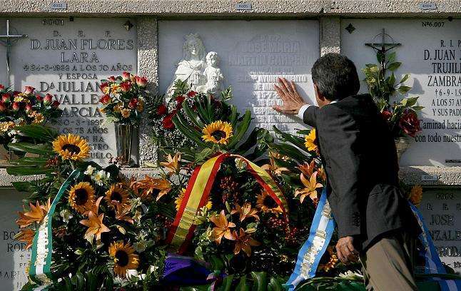 Ángel Martín Carpena, hermano del concejal asesinado por ETA hace diecisiete años, durante un homenaje (Foto Efe)