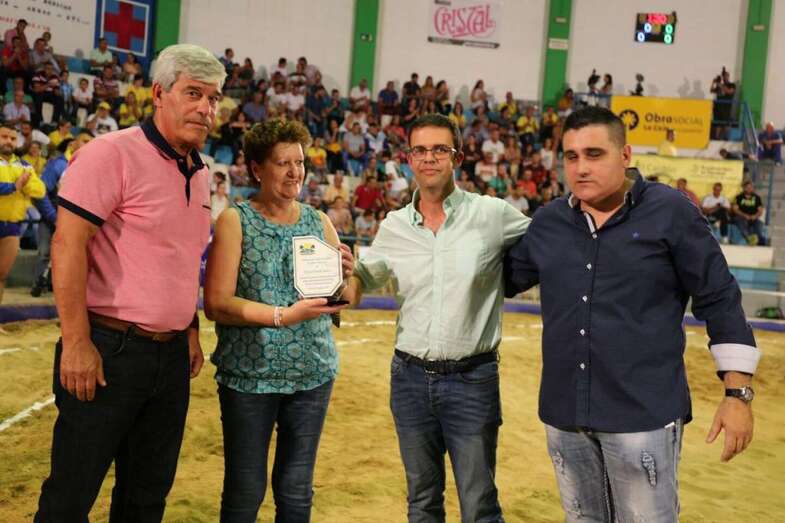 Blanca Rosa Medina y su hijo Gaumet Florido, en el centro, junto a Pepe 'Barranquera' y José Antonio Caballero (Foto Rubens Oliva)