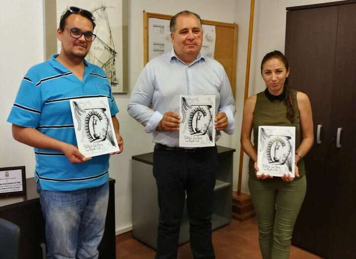Armando Quintana (i), el concejal Juan Martel (c) y otra integrante del Patronato posando con el programa de actos (Foto TA)