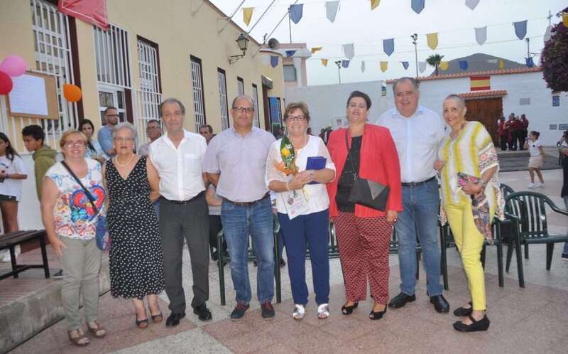 Silvia Ramírez, arropada por concejales por vecinos y los concejales Juan Martel, Celeste López, Agustín Arencibia, María Luisa Dávila y José Suárez (Foto TA)