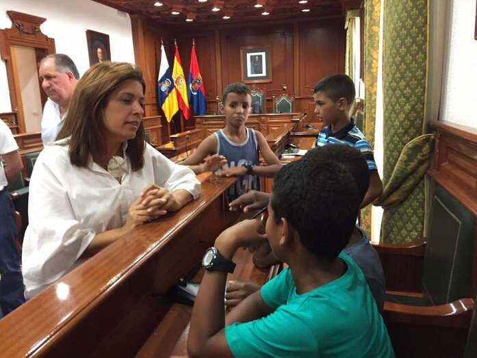 La alcaldesa conversa con unos niños saharauis en el salón de Plenos, minutos antes del acto (Foto TA)