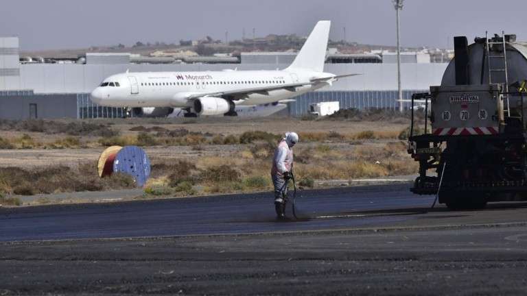 Trabajos en la pista izquierda del Aeropuerto de Gran Canaria (Foto Arcadio Suárez/C7)