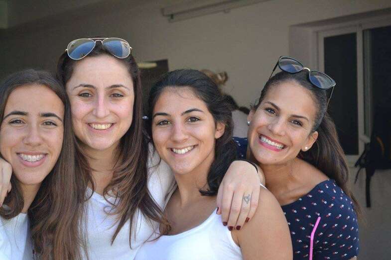 Melania Falcón, segunda por la izquierda, con un grupo de amigas (Foto TA)