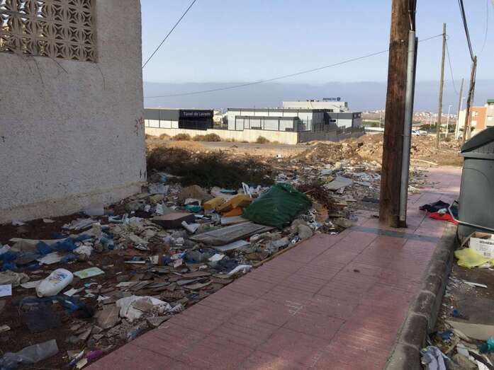 Residuos cerca de los recipientes de basura (Foto TA)