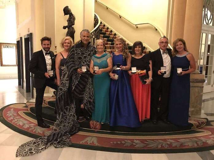 Lidia Monzón (1Âª por la derecha),, junto a otros distinguidos por el Foro Europa 2001 (Foto TA)