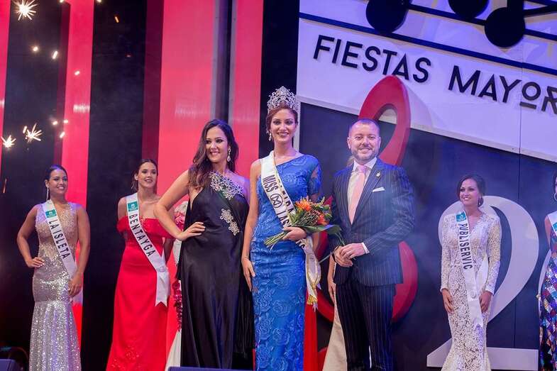 Tania Medina, coronada Miss Wordl Las Palmas 2017, junto al alcalde de Gáldar, Teodoro Sosa (Foto Galdaraldia)