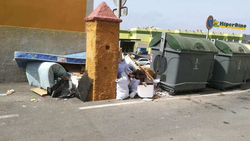 Imagen de los trastos alrededor de los contenedores (Foto TA)