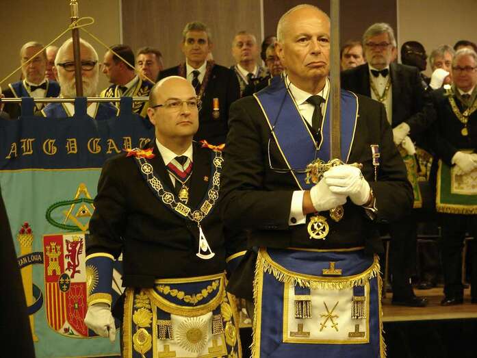 Óscar de Afonso, en segundo término, durante una ceremonia masónica (Foto TA)