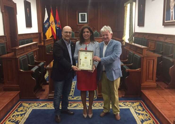 Óscar de Alfonso Ortega (i) , Carmen Hernández y Gerald Ruben (d) (Foto TA)