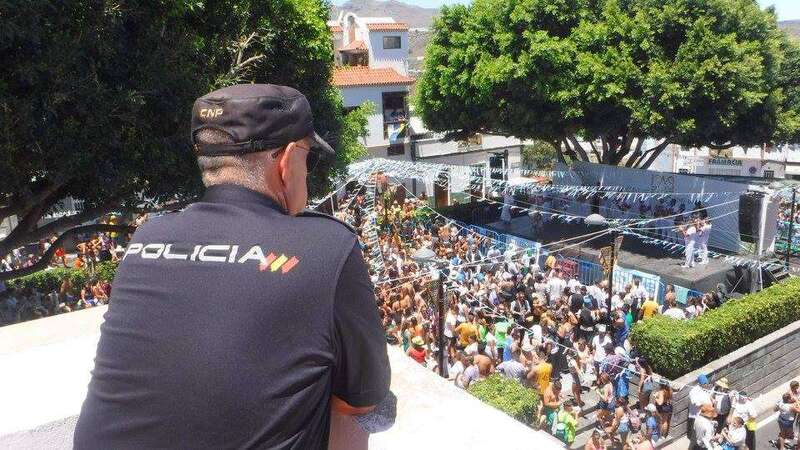 Un policía nacional observa la concentración de gente en la plaza de Lomo Magullo después de la Traída de 2016 (Foto TA)
