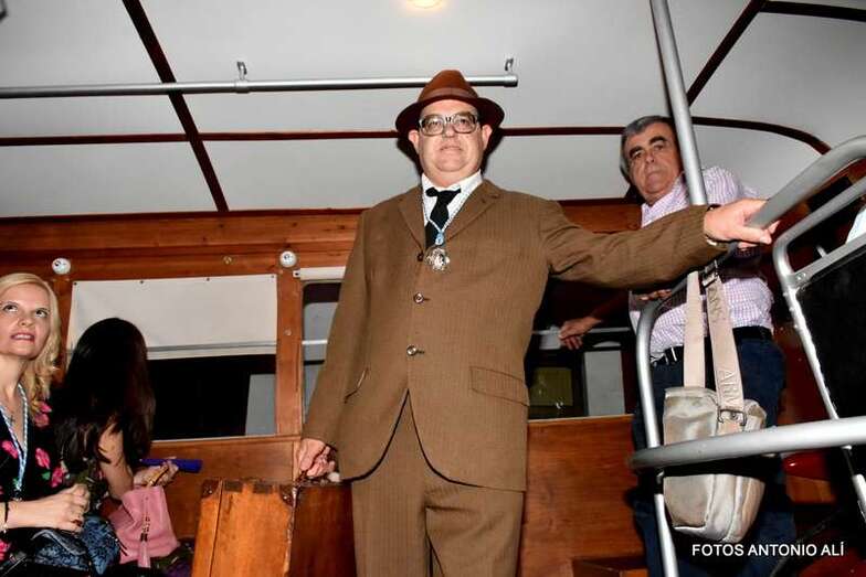 Miguel Florido, el pregonero, en el interior de la guagua (Foto Antonio Alí)