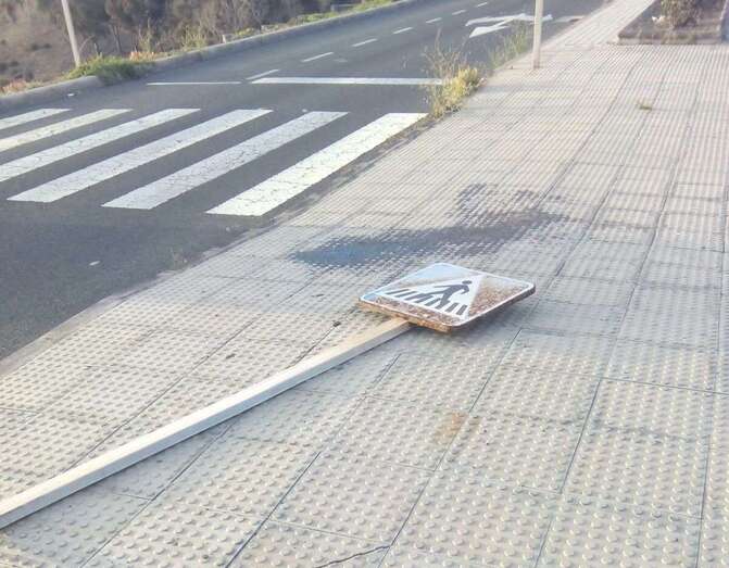 Una señal caída sobre la acera, una de las múltiples deficiencias que se detectan en la Loma de Taliarte (Foto TA)