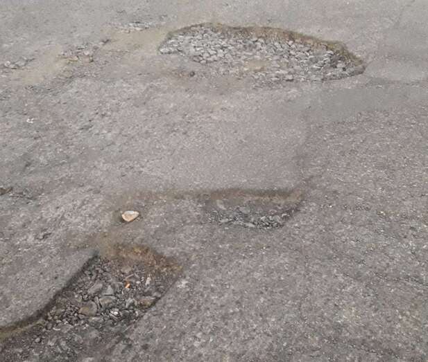 Imagen de unos de los baches de la calle de La Rocha (Foto TA)