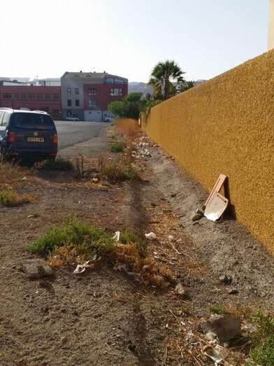 Basura en el entorno del aparcamiento (Foto TA)