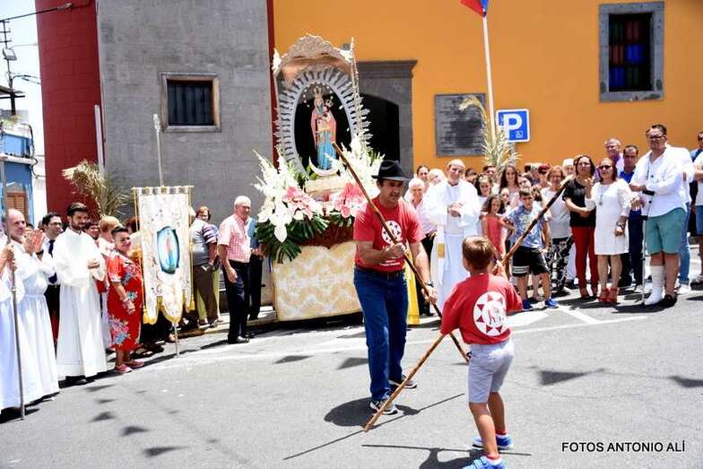Exhibición del juego del garrote a la salida de la Virgen de las Nieves del tempo de Lomo Magullo (Foto Antonio Alí)