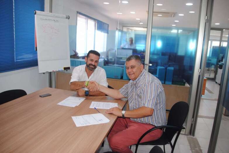Gustavo Gómez (i), de Aguas de Telde, y Juan Viera, del CA Telde Los Llanos, en el momento de la firma del acuerdo (Foto TA)
