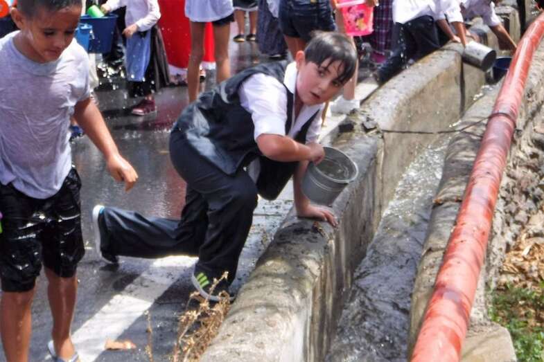Grupo de niños al inicio de la Traída Infantil de este año (Foto Teldeenfiestas)