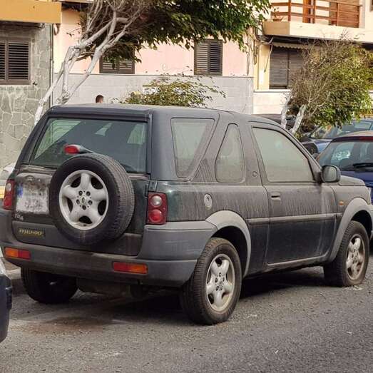 Vehículo que los vecinos aseguran que lleva más de tres meses de abandono (Foto TA)