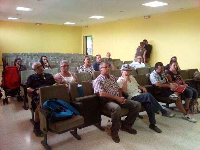 Asistentes a la asamblea de esta tarde-noche en el Valle de Jinámar (Foto TA)