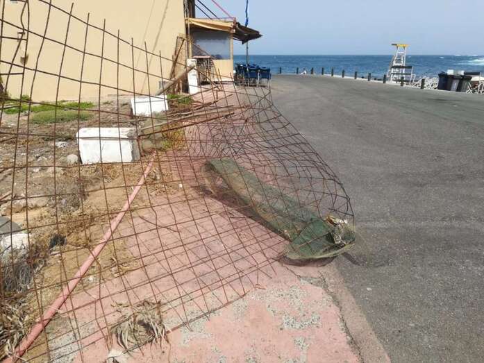 Imagen de la valla caída sobre la acera (Foto TA)