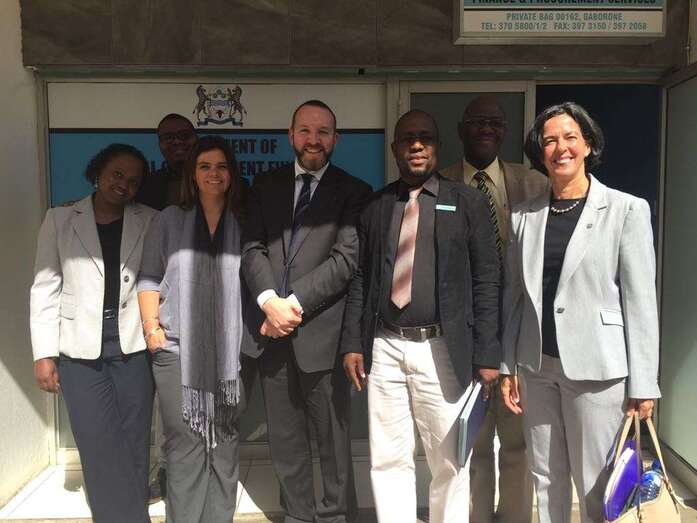 Lola Castro, primera por la derecha, con autoridades de Botswana (Foto TA)