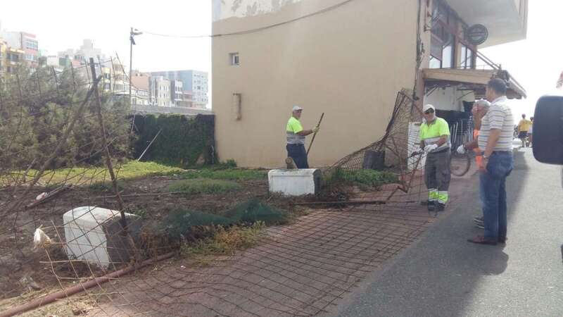 El concejal Diego Ojeda supervisa los trabajos de reparación de la verja de hierro (Foto TA)