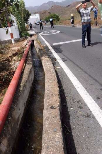 Acequia por la que discurre el agua para la Traída (Foto TA)