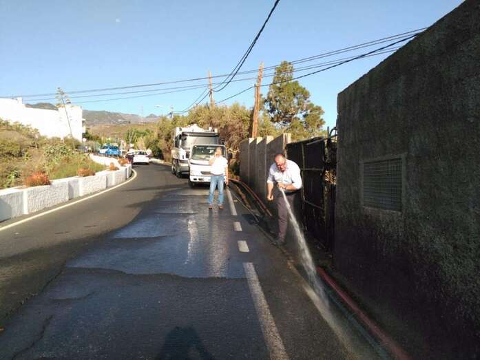 El concejal Juan Martel, manguera en mano, limpiando las acequias este viernes (Foto TA)