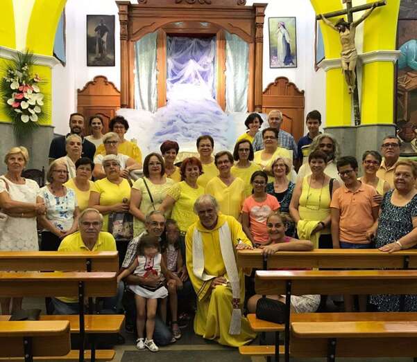 Feligreses con el Padre Báez, ayer en la iglesia de Lomo Magullo (Foto TA)
