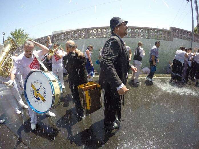 Los asistentes, camino de la plaza (Foto Francisco Florido)