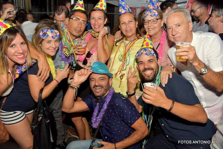 Jóvenes y adultos en la fiesta de ayer en la capital grancanaria (Foto TA)