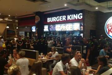Los empleados de las cafeterías y restaurantes del Aeropuerto de Gran Canaria también guardaron un minuto de silencio (Foto TA)