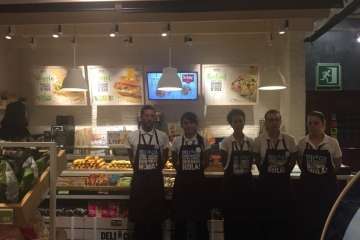 Los empleados de las cafeterías y restaurantes del Aeropuerto de Gran Canaria también guardaron un minuto de silencio (Foto TA)