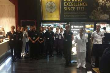 Los empleados de las cafeterías y restaurantes del Aeropuerto de Gran Canaria también guardaron un minuto de silencio (Foto TA)