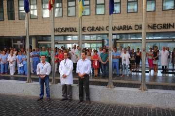 Banderas a media asta y acto de respulsa en el Hospital Doctor Negrín, al que se han sumado varios teldenses (Foto TA)