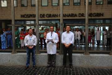 Banderas a media asta y acto de respulsa en el Hospital Doctor Negrín, al que se han sumado varios teldenses (Foto TA)