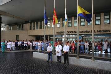 Banderas a media asta y acto de respulsa en el Hospital Doctor Negrín, al que se han sumado varios teldenses (Foto TA)