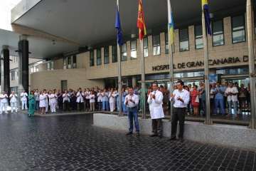 Banderas a media asta y acto de respulsa en el Hospital Doctor Negrín, al que se han sumado varios teldenses (Foto TA)