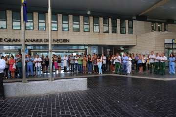 Banderas a media asta y acto de respulsa en el Hospital Doctor Negrín, al que se han sumado varios teldenses (Foto TA)