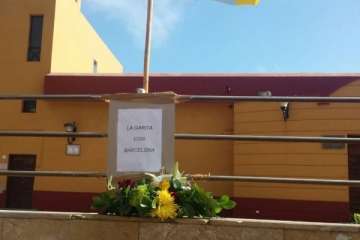 Bandera con crespón negro y cartel en La Garita (Foto TA)